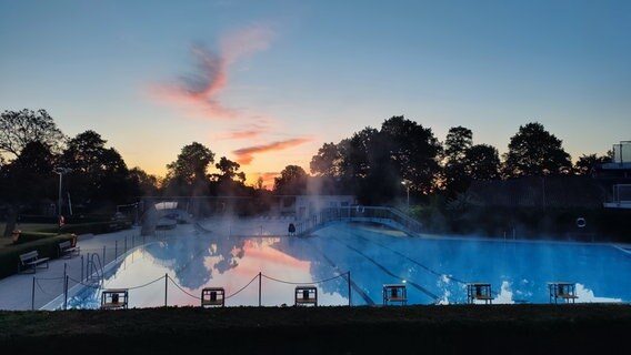 Das Freibad Burgdorf bei Sonnenaufgang © NDR Foto: Sandra Kortstiege
