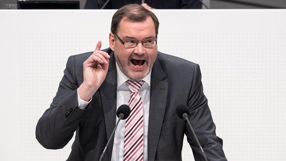 Klaus Wichmann, parlamentarischer Geschäftsführer der AfD-Fraktion im Niedersächsischen Landtag, spricht mit erhobenem Zeigefinger während einer Sitzung des Landtags. © picture alliance/dpa | Sina Schuldt Foto: Sina Schuldt