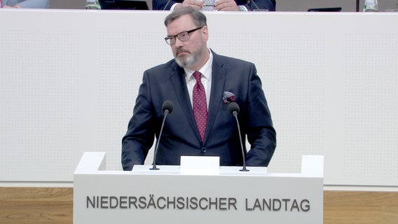 Klaus Wichmann (AfD) spricht im Niedersächsischen Landtag. © NDR 