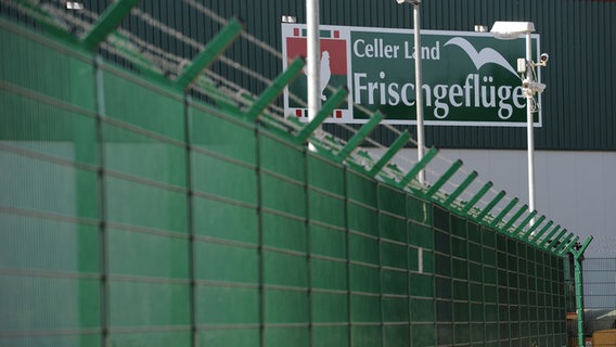 Das Firmenschild Celler Land Frischgeflügel ist hinter einem Zaun mit Überwachungskameras auf dem Schlachthof in Wietze bei Celle zu sehen. © dpa-Bildfunk Foto: Peter Steffen