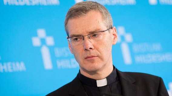 Heiner Wilmer, Bischof von Hildesheim, bei einer Pressekonferenz. © picture alliance/dpa Foto: Moritz Frankenberg