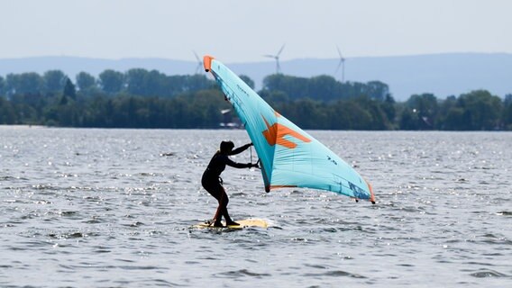 Ein Wing-Surfer auf dem Steinhuder Meer. © Julian Stratenschulte/dpa Foto: Julian Stratenschulte