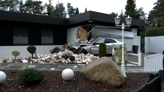 Ein Auto hat in Winsen (Aller) die Wand eines Wohnhauses durchbrochen. © Hannover Reporter 