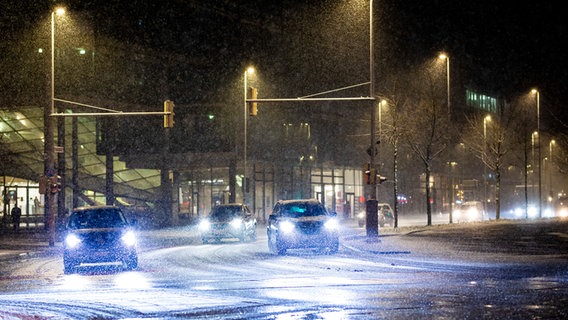 Hannover: Autos überqueren am frühen Morgen bei dichtem Schneefall den Aegidientorplatz © dpa-Bildfunk Foto: Moritz Frankenberg