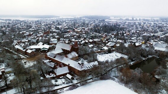 Ebstorf: Das Kloster (M) ist mit einer Schneeschicht bedeckt (Aufnahme mit einer Drohne). © dpa-Bildfunk Foto: Philipp Schulze