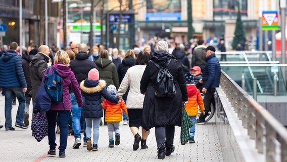 Menschen gehen am Samstagmittag vor der Weihnachtspyramide am Kröpcke, einem Platz in der Innenstadt, entlang. © picture alliance/dpa Foto: Moritz Frankenberg