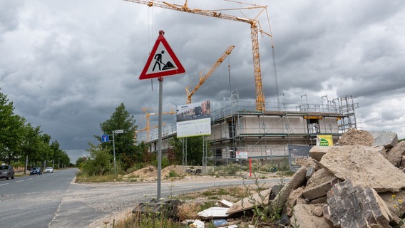 Ein Kran steht auf einer Baustelle. © dpa-Bildfunk Foto: Christophe Gateau