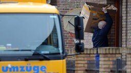 Ein Umzugswagen steht vor dem Wohnhaus der Familie Wulff in Burgwedel (Region Hannover) und wird von Möbelpackern entladen.   © dpa/picture-alliance Foto: Peter Steffen