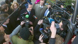 Christian Wulff steht von Reportern umzingelt vor dem Landgericht. © dpa-Bildfunk / picture alliance Foto: Christoph Schmidt