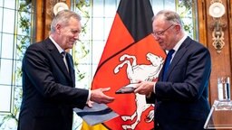 Christian Wulff, ehemaliger Ministerpräsident von Niedersachsen und ehemaliger Bundespräsident, wird von Stephan Weil (SPD), Ministerpräsident von Niedersachsen, mit der Landesmedaille ausgezeichnet.  © dpa-Bildfunk Foto: Moritz Frankenberg/dpa