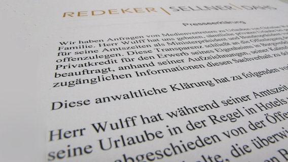 Ausschnitt aus dem Schreiben der Anwälte von Christian Wulff bezüglich dessen privater Urlaubsreisen. © dpa-Bildfunk Foto: Franz-Peter Tschauner