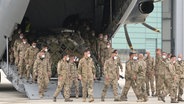 Soldaten der Bundeswehr steigen in Wunstorf aus einen Transportflugzeug vom Typ Airbus A400M der Luftwaffe. © dpa-Bildfunk Foto: Hauke-Christian Dittrich