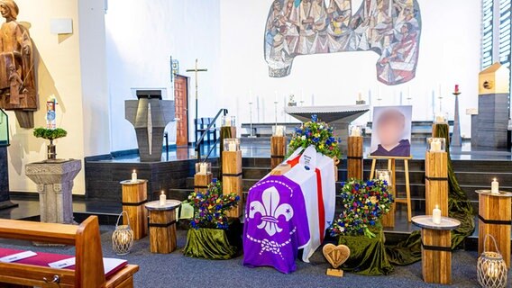 Trauerfeier in der Kirche St. Bonifatius. Hier steht der Sarg des in Wunstorf getöteten 14-Jährigen. © Moritz Frankenberg/dpa Foto: Moritz Frankenberg/dpa