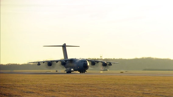 Ein Transportflugzeug der Luftwaffe hebt ab mit Hilfsgütern für die Erdbebenregion in der Türkei und in Syrien. © NDR 