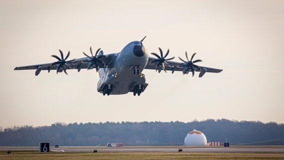 Wunstorf: An Airbus A400M transport aircraft of the Luftwaffe takes off from the Wunstorf air base in the Hanover region in the direction of Turkey.  © dpa-Bildfunk Photo: Moritz Frankenberg