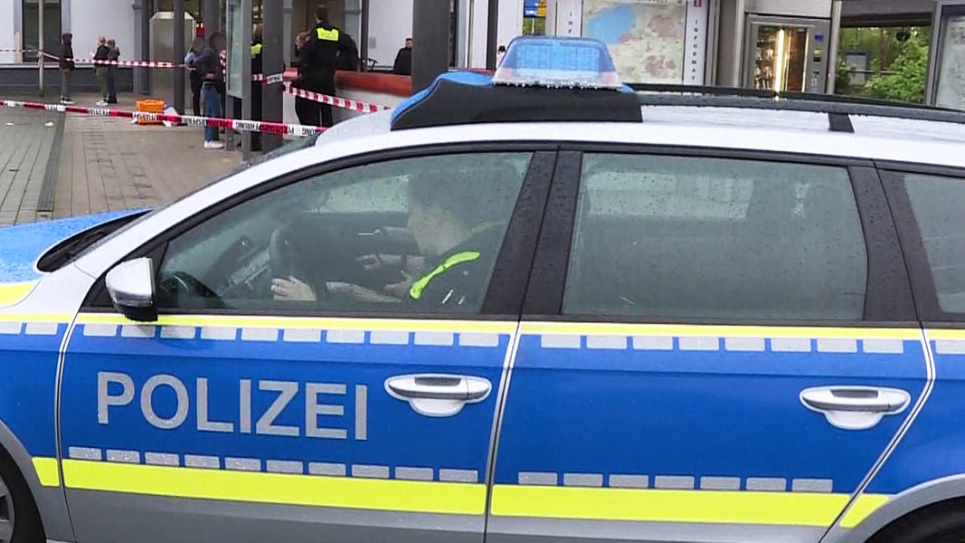 Ein Polizeiauto steht am Bahnhof Wunstorf, im Hintergrund ist Absperrband angebracht.
