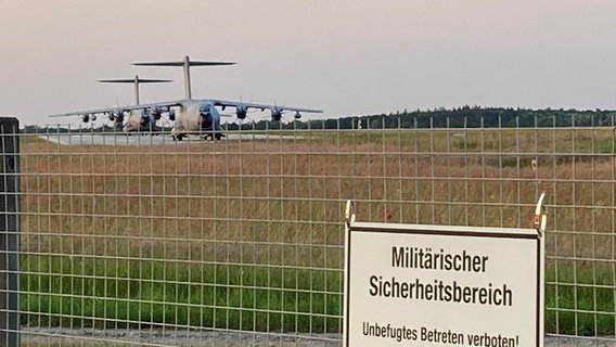 Flugzeuge stehen auf dem Fliegerhorst in Wunstorf. © NDR Foto: Martina Thorausch