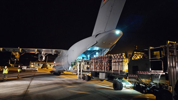 Ein A400M der Luftwaffe wird in Wunstorf mit Hilfsgütern beladen. © NDR Foto: Bernd Reiser