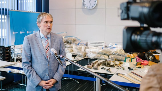 Kriminaldirektor Christian Zahel spricht in einer Pressekonferenz. © picture alliance/dpa/Ole Spata Foto: Ole Spata