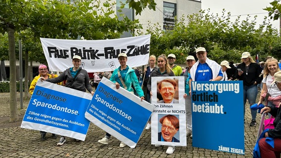 Zahnärzte protestieren in Hannover gegen Honorarkürzungen. © NDR Foto: Bertil Starke