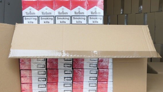 Zigaretten ohne Steuersiegel stehen in Kartons. © Zollfahndungsamt Hannover 