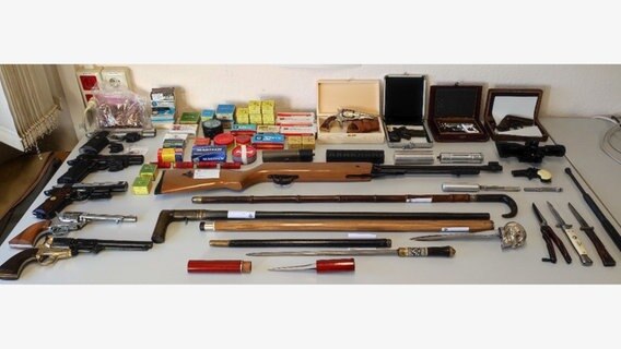 Sichergestellte Waffen und Munition liegen auf einem Tisch. © Zollfahndungsamt Hannover 