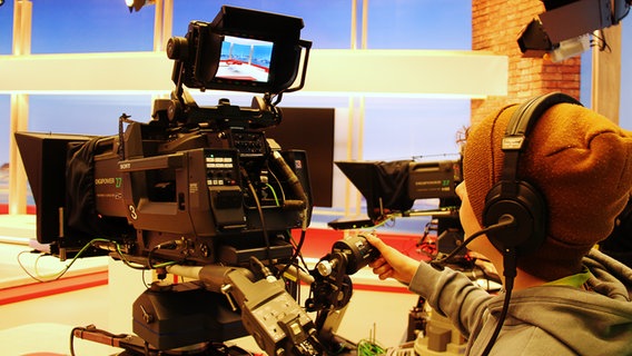 Ein Schüler bedient eine Kamera in einem Fernsehstudio beim Zukunftstag im NDR. © NDR Foto: Svenja Nanninga