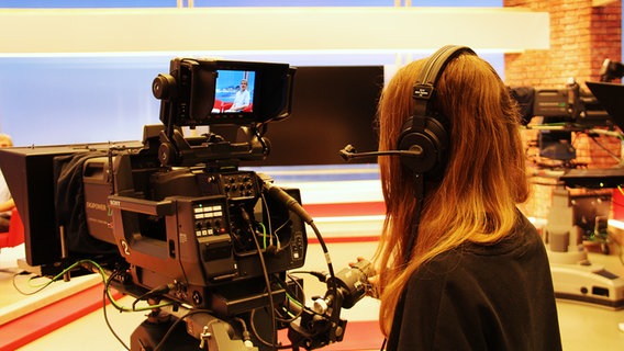 Eine Schülerin bedient eine Kamera in einem Fernsehstudio beim Zukunftstag im NDR. © NDR Foto: Svenja Nanninga