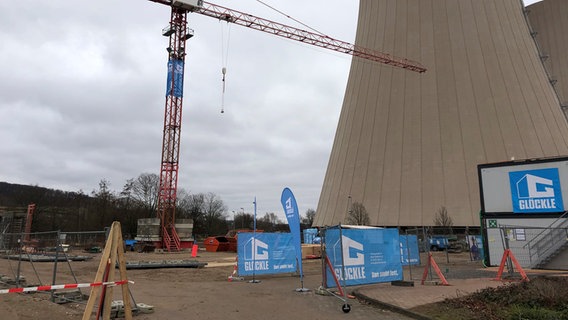 Eine Baukran steht vor dem Atomkraftwerk Grohnde. © NDR Foto: Wilhelm Purk