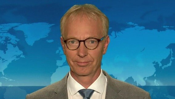 Thorsten Hapke steht vor der Kamera. © NDR 