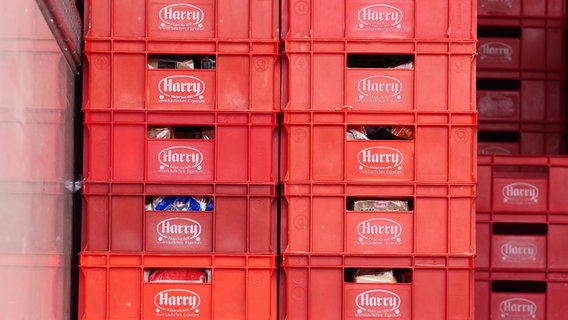 Rote Kisten mit abgepacktem Brot der Harry-Großbäckerei stehen in einem Lkw. © picture alliance / Wolfram Steinberg | Wolfram Steinberg Foto: Wolfram Steinberg/dpa