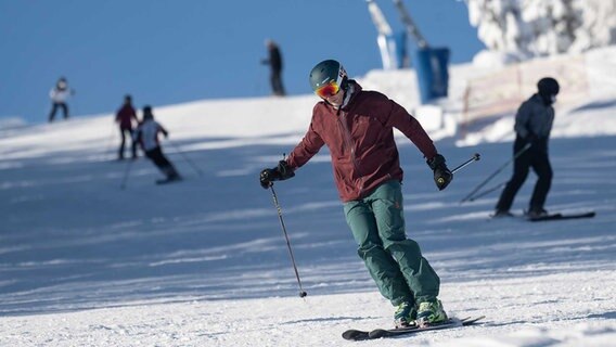 Wintersportller sind auf der Skipiste unterwegs. © rpicture alliance/dpa Foto: Swen Pförtner