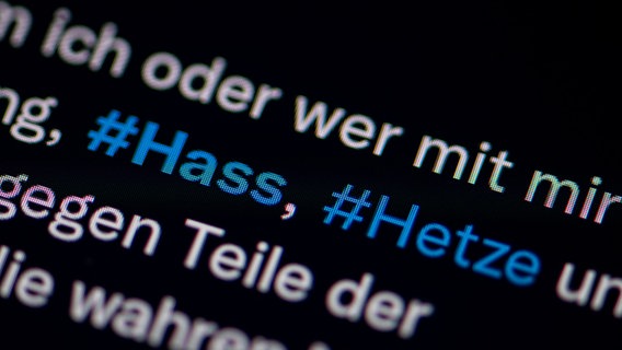 Auf dem Bildschirm eines Smartphones sieht man die Hashtags Hass und Hetze in einem Twitter-Post. © picture alliance/dpa | Fabian Sommer Foto: Fabian Sommer