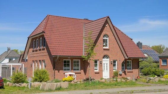 Ein Einfamilienhaus in Niedersachsen. Zu: "Rund 450 000 Grundsteuererklärungen fehlen noch". © picture alliance / Schoening | Schoening Foto: Schoening
