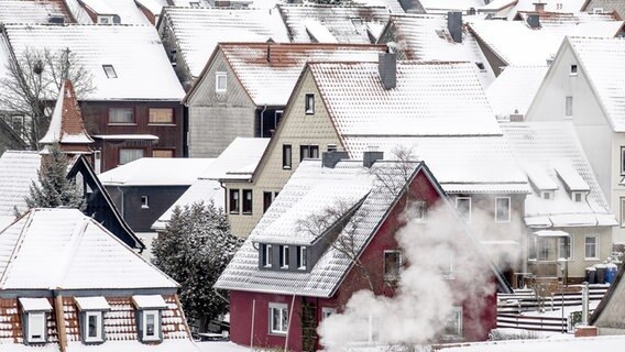 Hausdächer im Harz sind mit Schnee bedeckt. © picture alliance/dpa/Swen Pförtner Foto: Swen Pförtner
