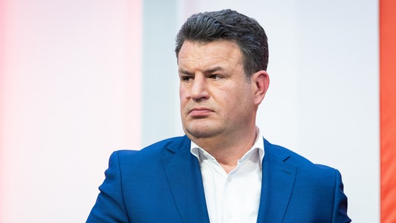 Bundesarbeitsminister Hubertus Heil nimmt an einer Dialogkonferenz zum Start des SPD-Mitgliedervotums teil. © picture alliance/dpa Foto: Moritz Frankenberg