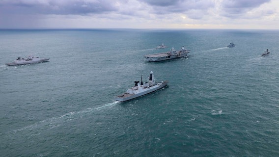 Ein Versorgungsverband der NATO mit der Fregatte "Hessen" bei einem Manöver im Nordatlantik. © Royal Navy Foto: LPhot Chris Sellars
