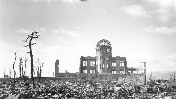 Zerstörtes Hiroshima nach der Atombombe. © picture alliance / dpa | epa Foto: Peace Memorial Museum Handout