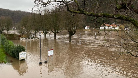 Die Weserpromenade in Bodenwerder steht unter Wasser. © NDR Foto: Jochen Wittich