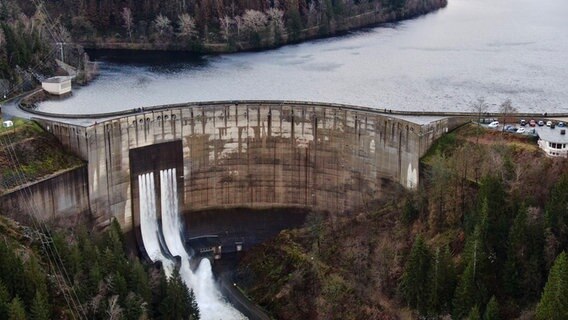 Blick auf die Staumauer der vollen Okertalsperre. © dpa Foto: Thomas Schulz