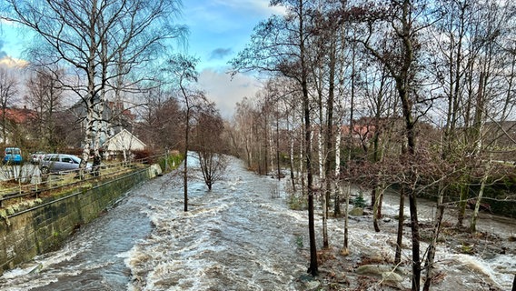 Die hochwasserführende Oker überflutet in Oker teilweise die Promenade. © picture alliance/dpa Foto: Thomas Schulz