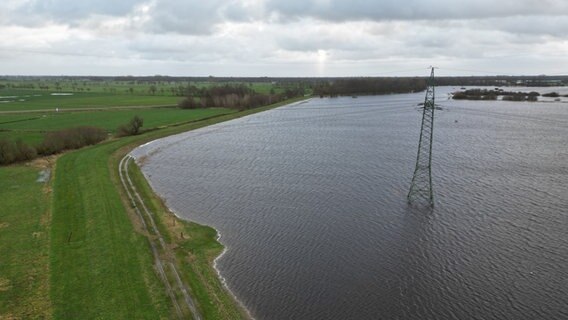 Blick auf den Entlastungspolder vor dem Leda-Sperrwerk in Leer. © dpa Foto: Lars Penning