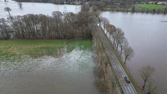 Eine Luftaufnahme zeigt das Hochwasser der Ems in Meppen. © dpa Foto: Lars Penning