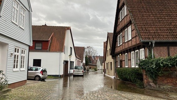 Hochwasser steht in der Fischerstrasse in Verden. © NDR Foto: Maren Momsen