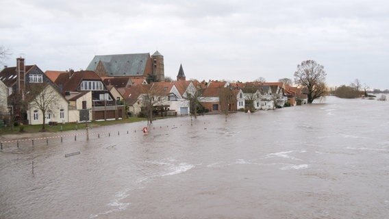 Blick über Wassermassen der hochwasserführenden Aller auf die Stadt Verden an an der Aller. © Jörn Hüneke/XOYO Film/dpa Foto: Jörn Hüneke