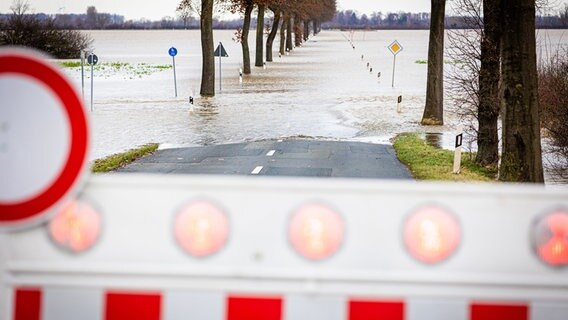 Eine Straße im Landkreis Nienburg/Weser ist überschwemmt. © dpa Foto: Moritz Frankenberg