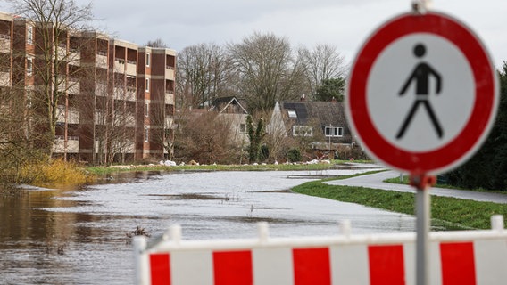 Sandsäcke liegen auf einem durchweichten Deich vor evakuierten Wohnhäusern an der Wörpe in Lilienthal. © dpa Foto: Focke Strangmann