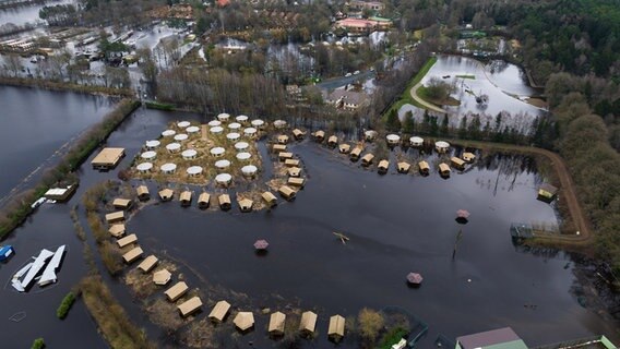 Flächen vom Serengeti-Park sind teilweise von Wasser überflutet (Aufnahme mit einer Drohne). © dpa Foto: Philipp Schulze