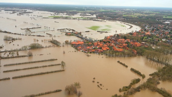 Blick auf überflutete Flächen an der Weser. © NDR 
