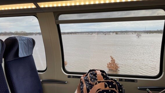 Blick aus einem Zug auf Hochwasser in Verden. © Anna Börries Foto: Anna Börries